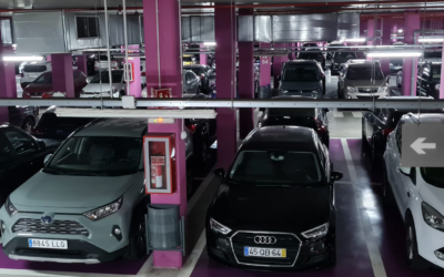 Cómo evitar que tu coche se descargue mientras está varios días en el parking del aeropuerto